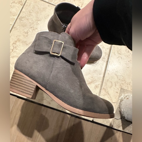 The Childrens Place Booties - Picture 1 of 11